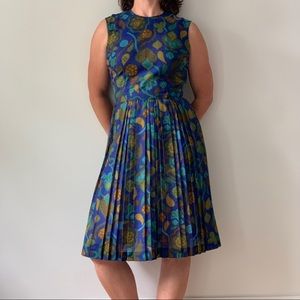 Vintage 60’s sleeveless dress with pleated skirt